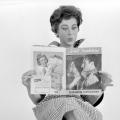 Dame leser ukeblad 1960