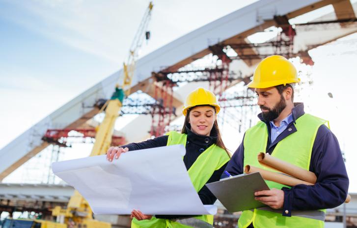 To ingeniører jobber sammen på brokonstruksjon