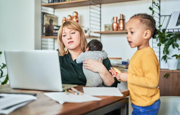 Mor med småbarn jobber på pc