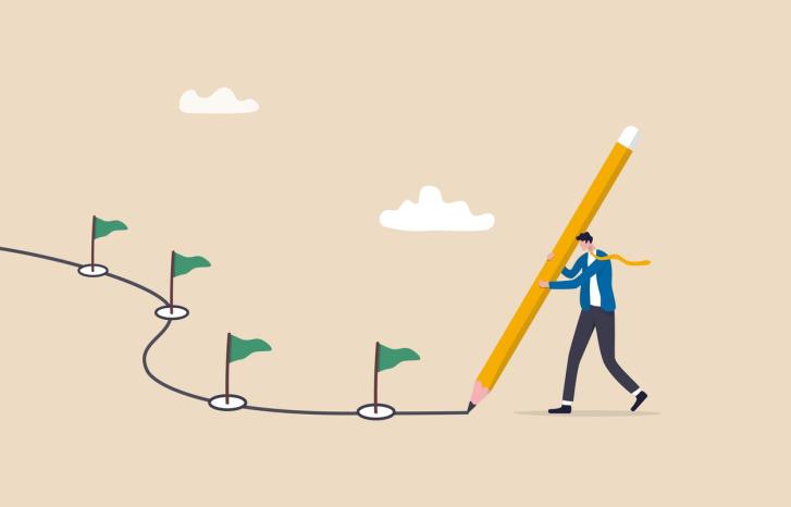 Mann tegner inn en rute mellom vimpler