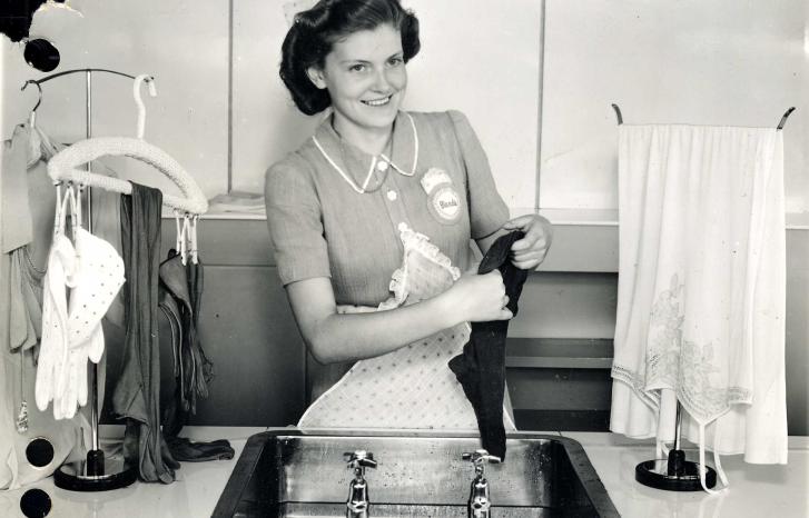 Håndvask av tøy, demonstrasjon av Blenda vaskemiddel