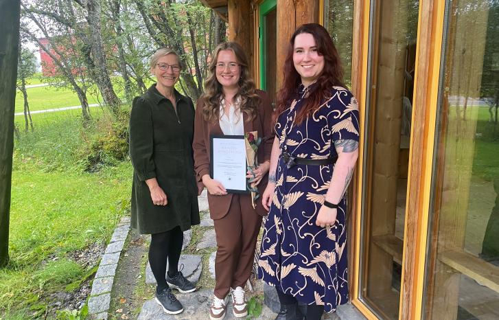 Ann Therese Lotherington, Andrine Franzen og Paula Ryggvik Mikalsen fotografert under utdelingen av Åse Hiorth Lerviks pris Ved UiT.