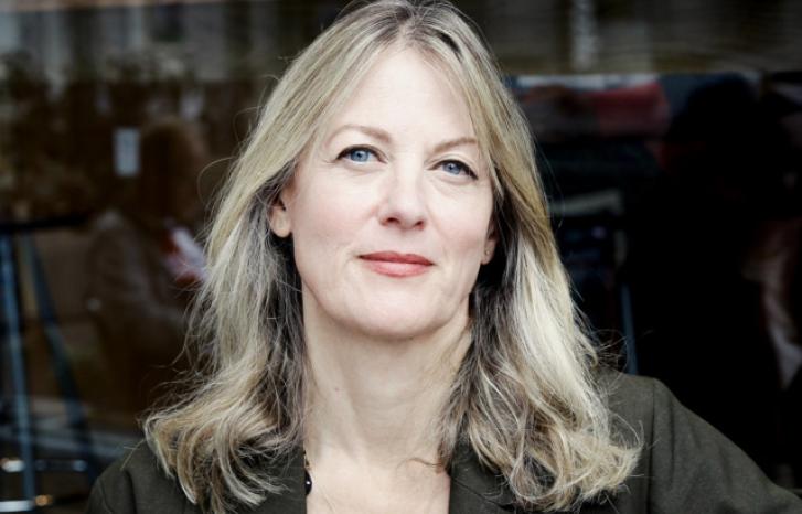 Helene Uri, kvinne med langt hår iført svart blazer