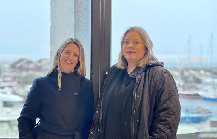 Ann-Torill Tørrisplass og Astri Dankertsen står foran moloen i Bodø