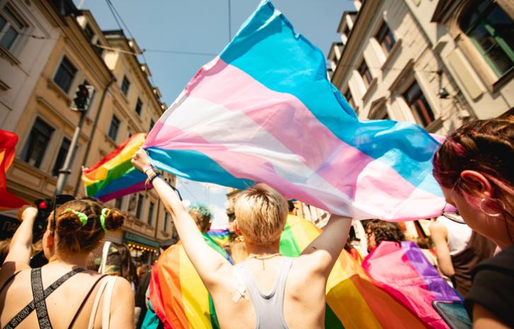 Fra Pride-parade en sommerdag, og det flagges med Prideflagg og Transgender-flagg
