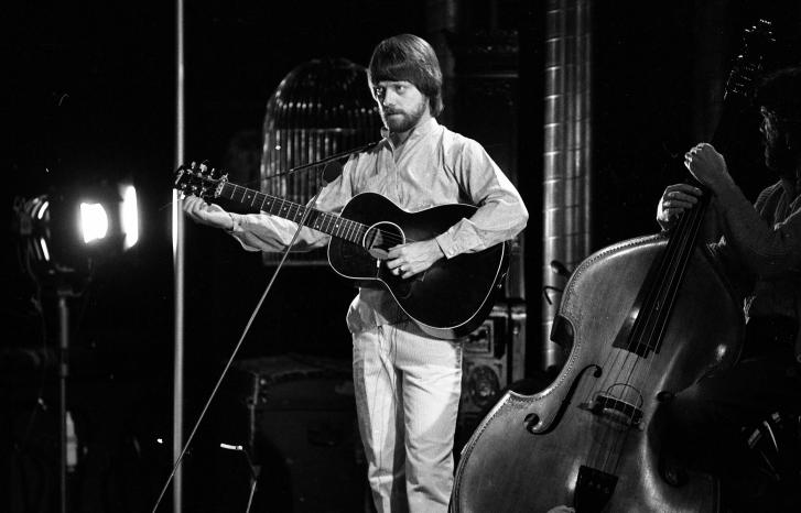 Lillebjørn Nilsen på scenen med gitar i 1982