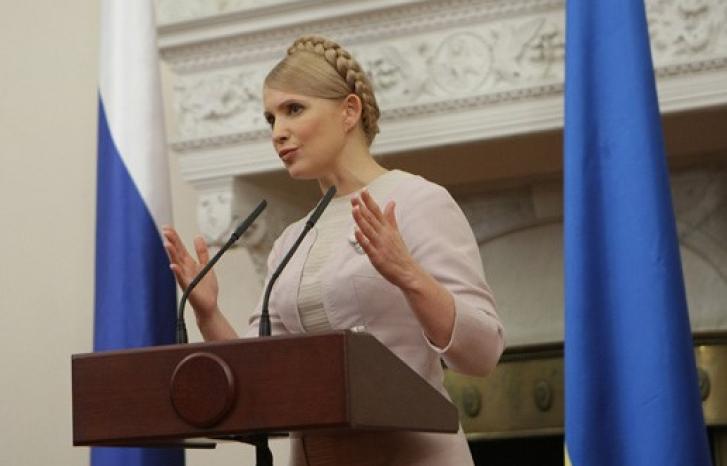 Portrett av Julija Volodymyrivna Tymosjenko, ukrainsk politiker og tidligere statsminister, på talerstolen.