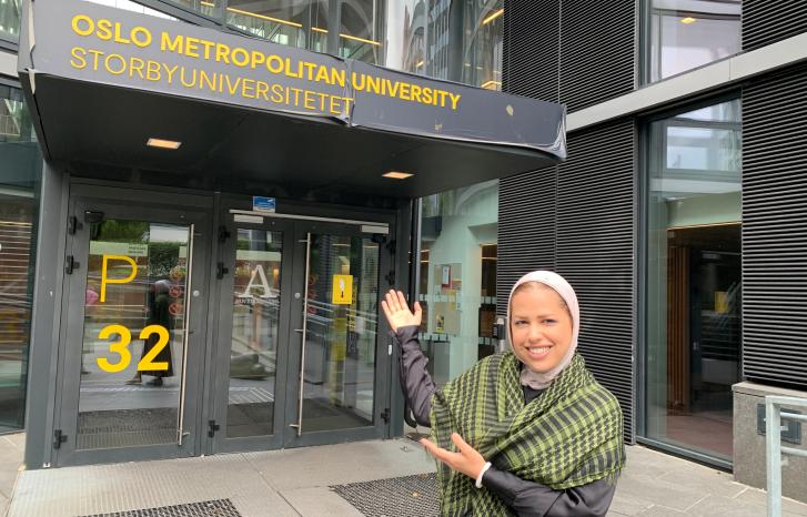 Khadeja Zaza utenfor inngangen til OsloMet