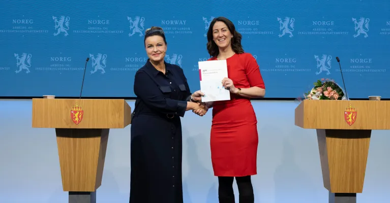 Her overleverer leder av vinnearbeidshelseutvalget, Nina Tangnæs Grønvold, som overleverte rapporten til arbeids- og inkluderingsminister Tonje Brenna. Foto: Simen Gald / Arbeids- og inkluderingsdepartementet