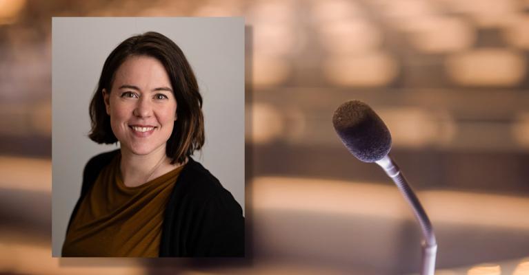 Portrettfoto av Siri Øyslebø Sørensen, professor ved NTNU, med et bakgrunnsbilde av et tomt auditorium