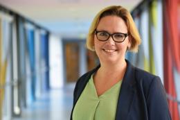 Kvinne med kort hår og briller