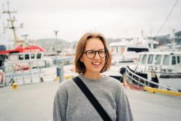 Bilde av kvinne med halvlangt brunt hår og briller. Hun har nylig disputert ved Nord universitet