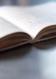 Bilde av bok som ligger oppslått