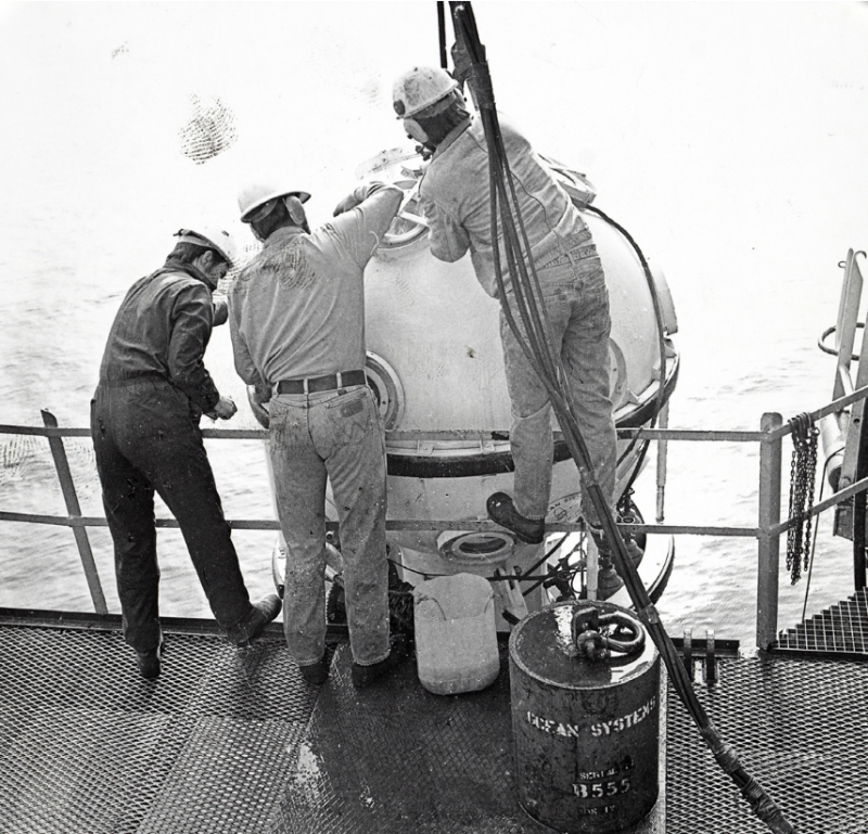 Dykkerklokke gjøres klar til undersjøisk operasjon