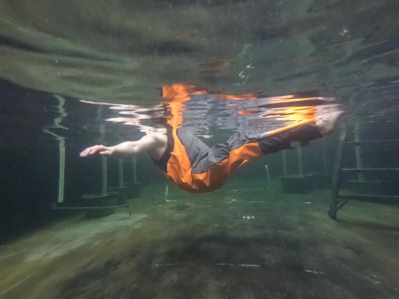 Testing av flytebuksa i basseng