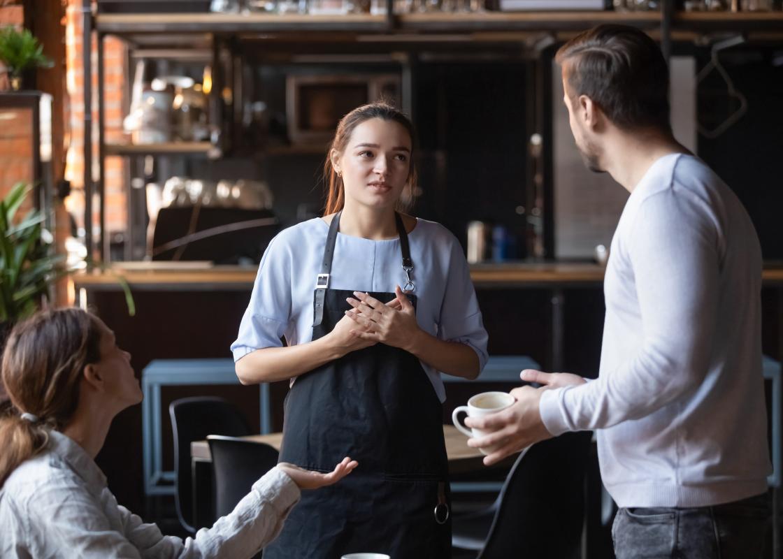 Servitør blir konfrontert av kunder