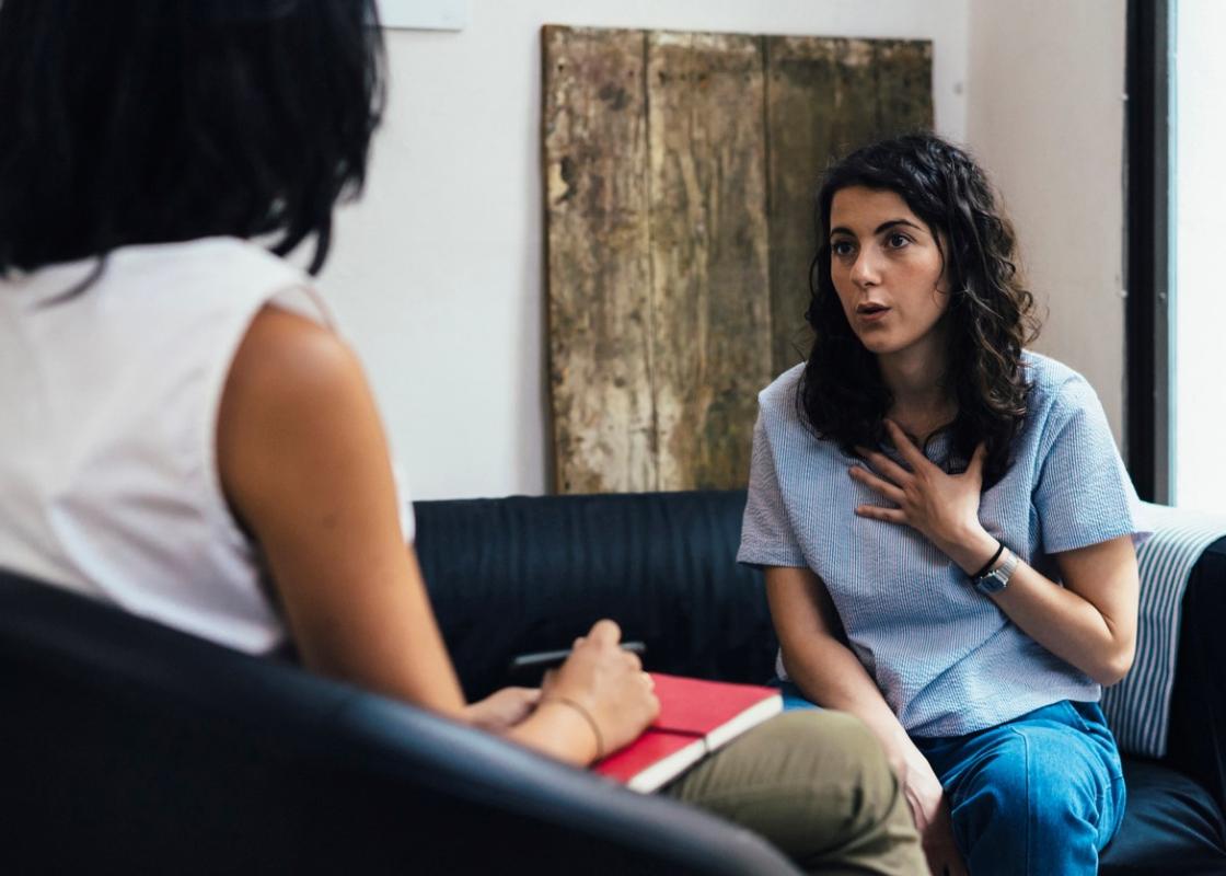 Kvinne_med_ryggen_til_intervjuer_ung_kvinne