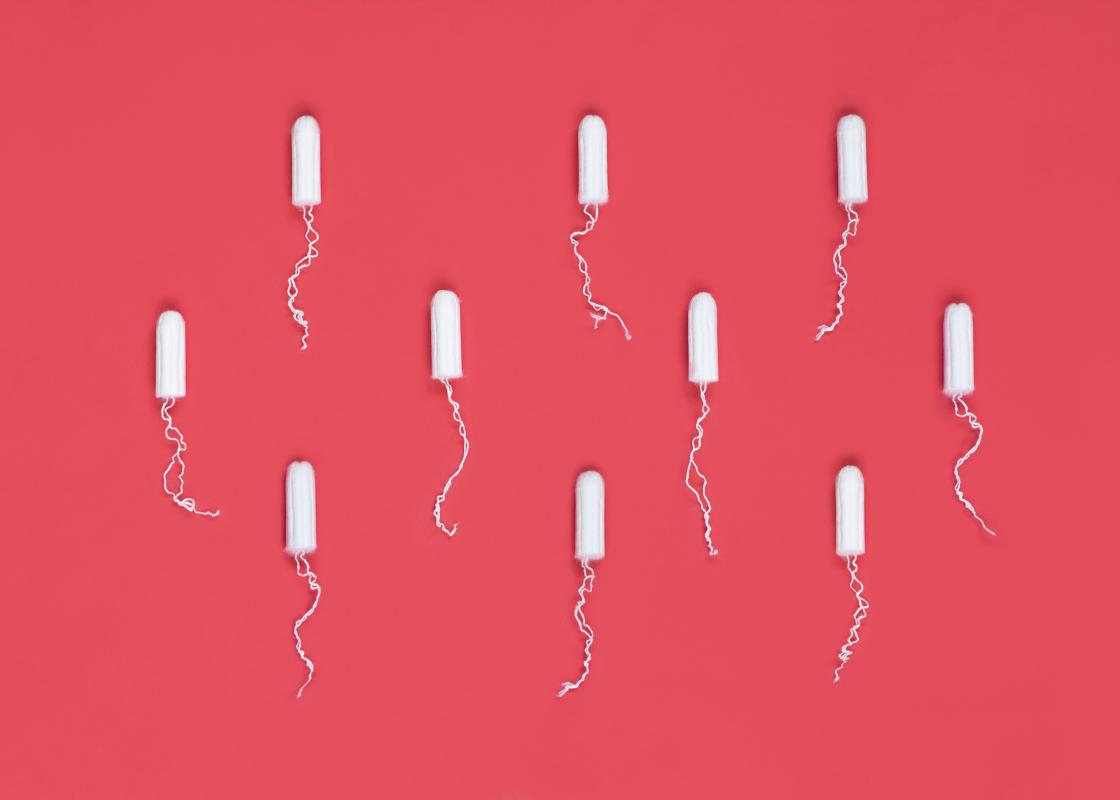 Tamponger (ubrukte) mot en lyserød bakgrunn