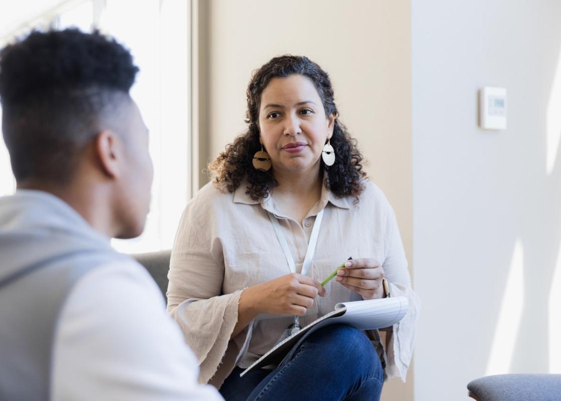 Gutt i samtale med kvinne