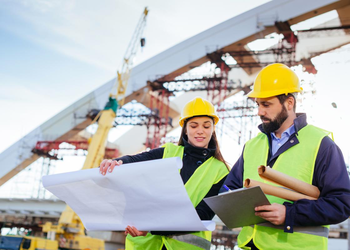 To ingeniører jobber sammen på brokonstruksjon