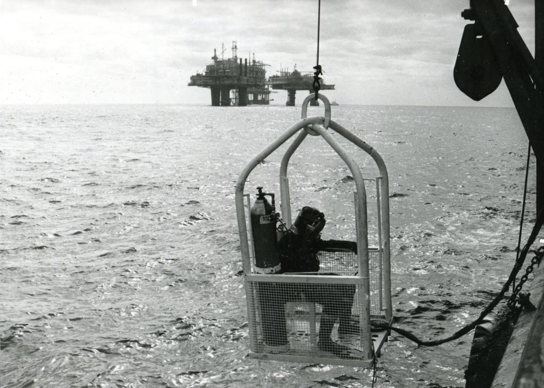 Dykker senkes ned i vannet i Nordsjøen