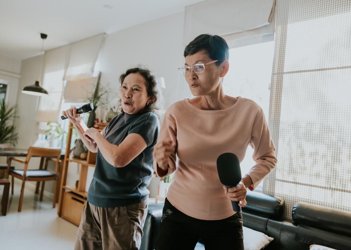 Mor og voksen datter synger karaoke