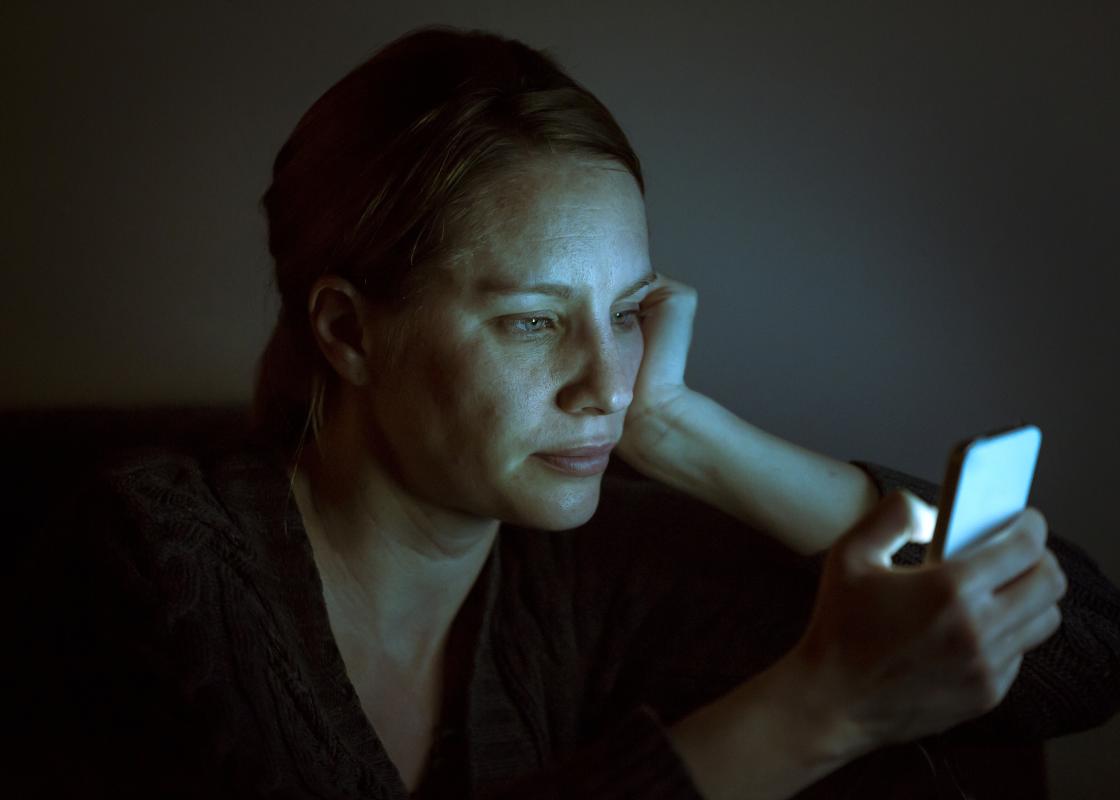 Kvinne ser på mobilen sin