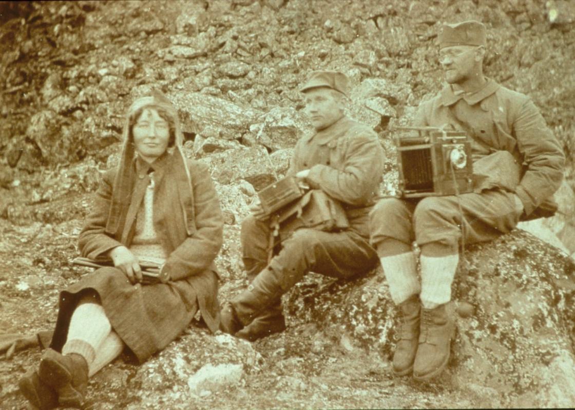 Hanna Resvoll-Holmsen, Karl Haavimb og Adolf Hoel (t.h) på Spitsbergen i 1907.