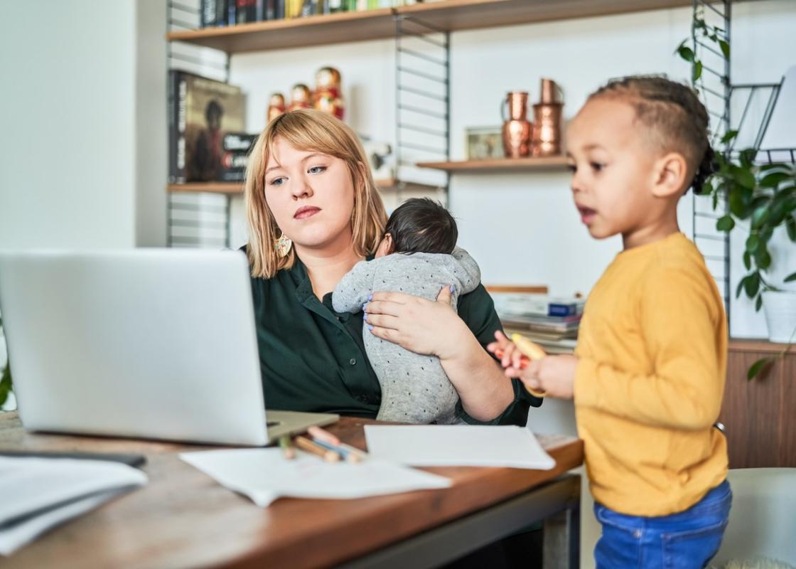 Mor med småbarn jobber på pc