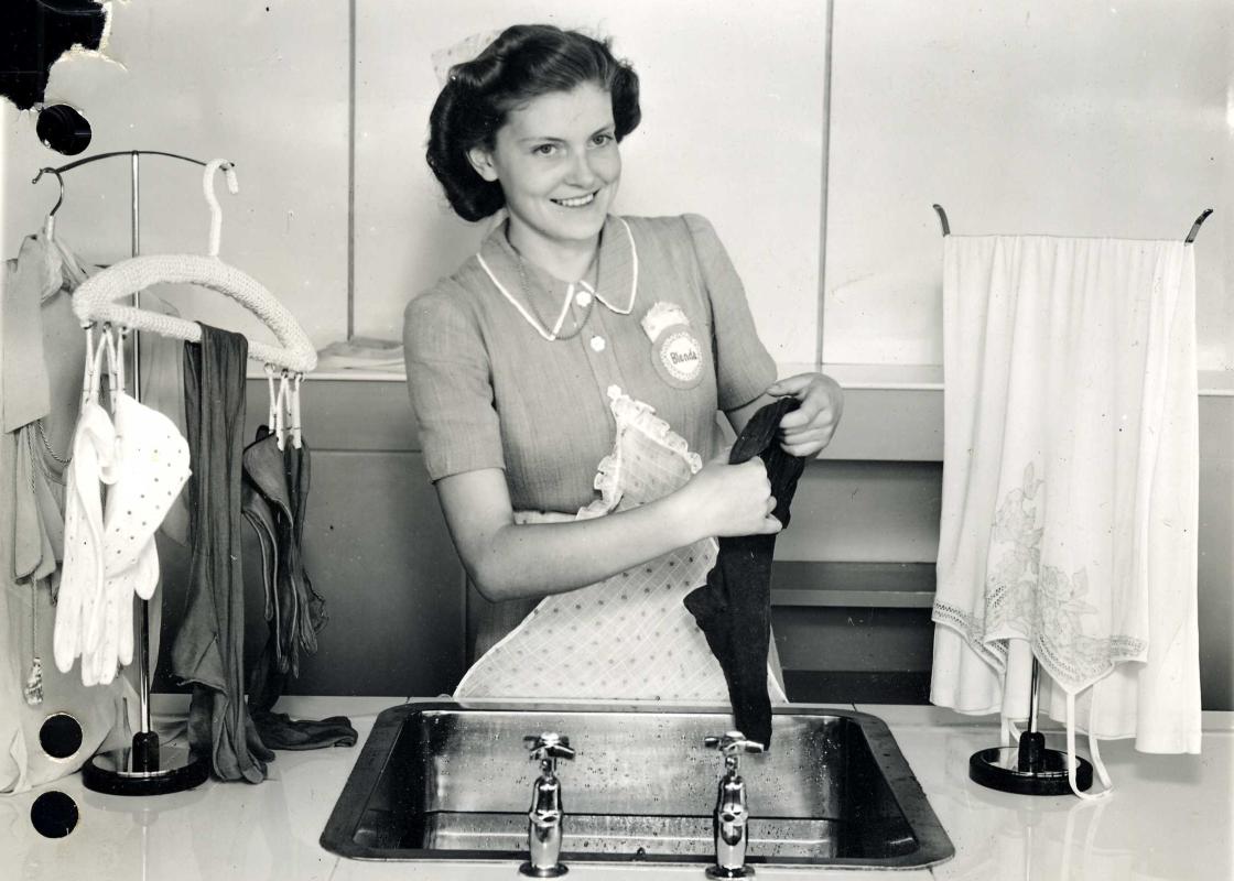 Håndvask av tøy, demonstrasjon av Blenda vaskemiddel