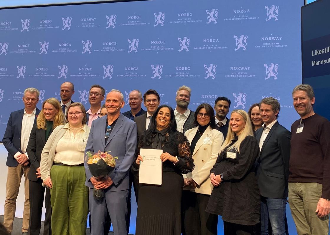 Gruppefoto av medlemmene i Mannsutvalget på lansering av rapporten.