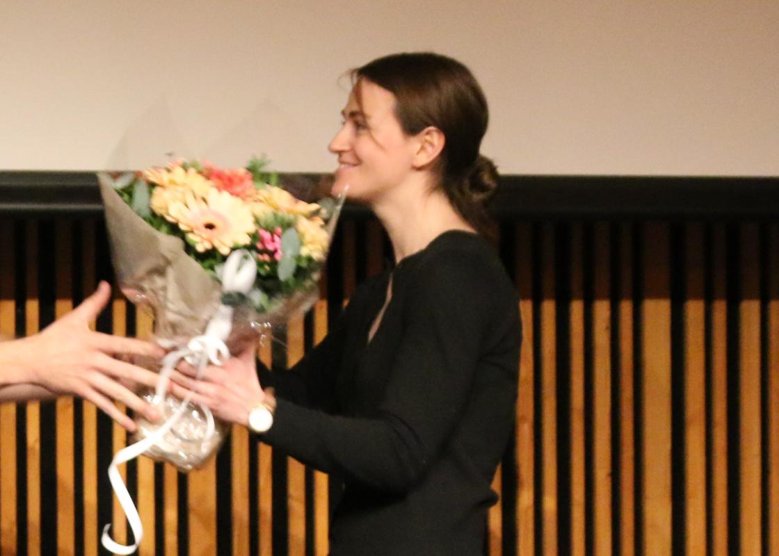 Erika Kvistad mottar blomster under prisutedeling på Kulturhuset