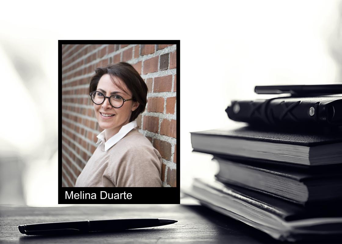 Portrettfoto av Melina Duarte mot debattbakgrunn: En stabel bøker og en penn