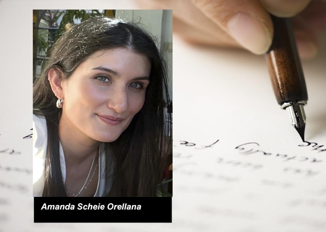 Portrettfoto av Amanda Scheie Orellana mot bakgrunn av penn som skriver