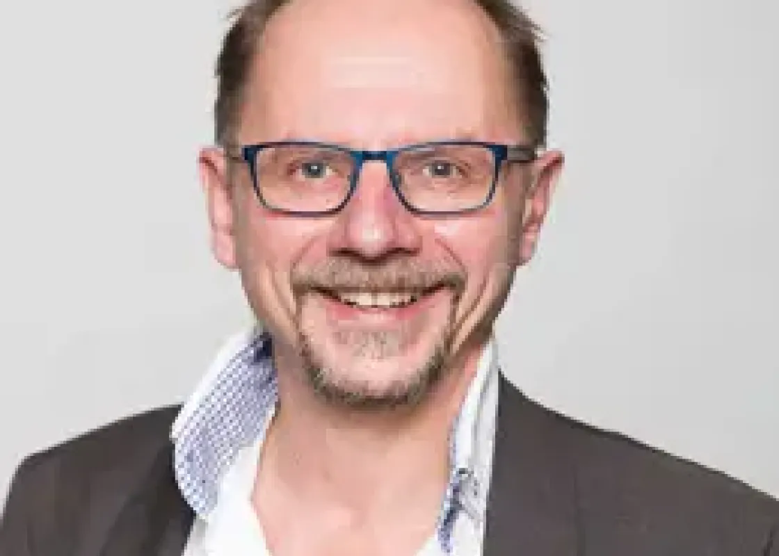 Portrettfoto av Runar Døving, professor ved Høyskolen Kristiania