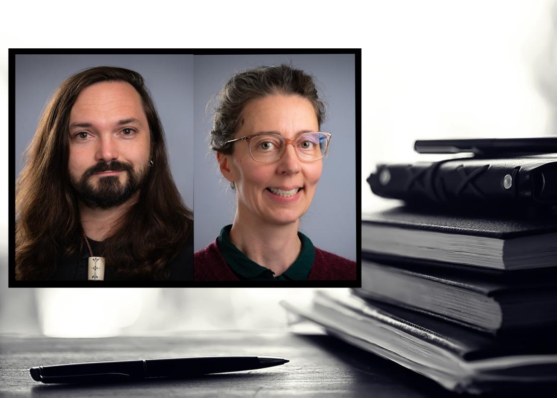 Portrettfoto av Mikkel Berg-Nordlie og Marthe Handå Myhre mot bakgrunn av en stabel med bøker og en penn
