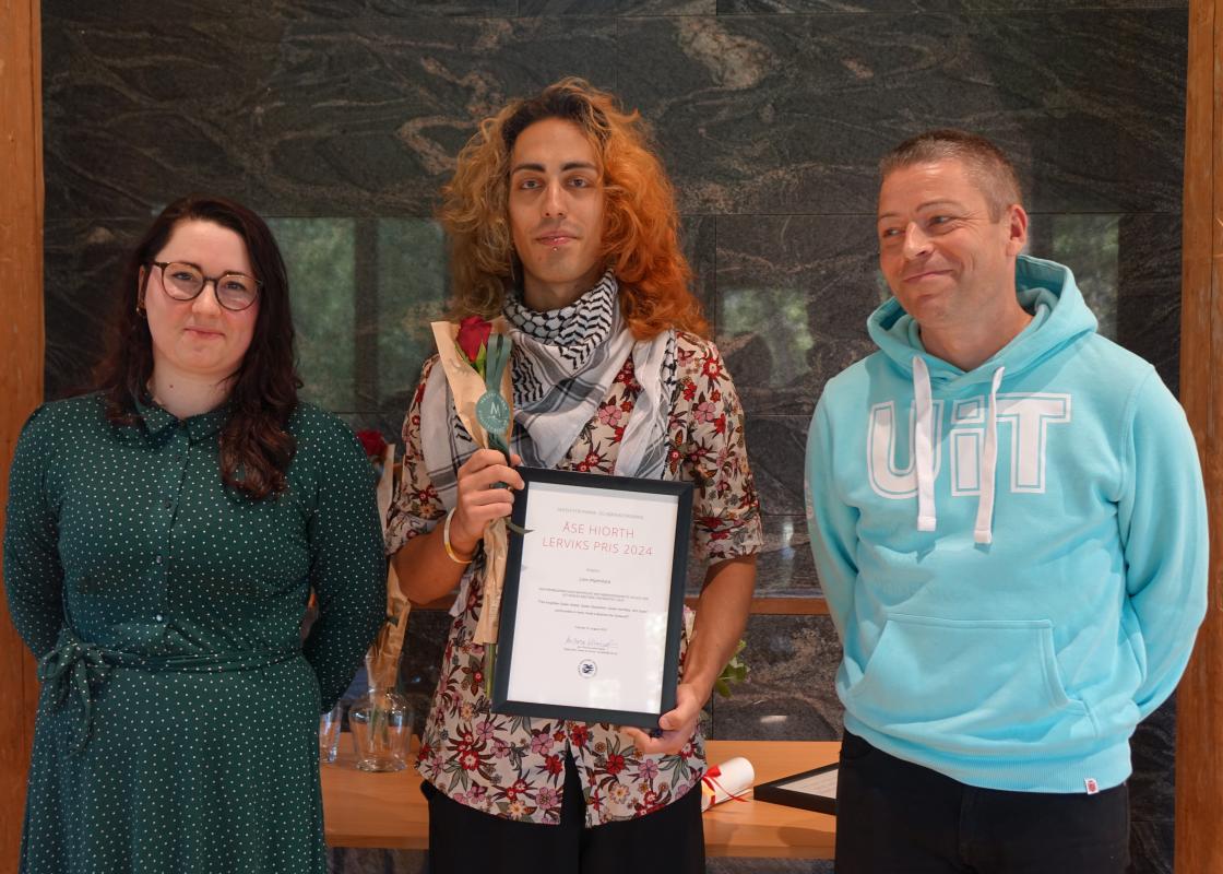 Vinner av ÅHL pris Lorenzo Imperitura, flankert av komitemedlem Paula Mikkalsen (til venstre) og Reinert Skumsnes (til høyre). Foto: Dragana Lukic