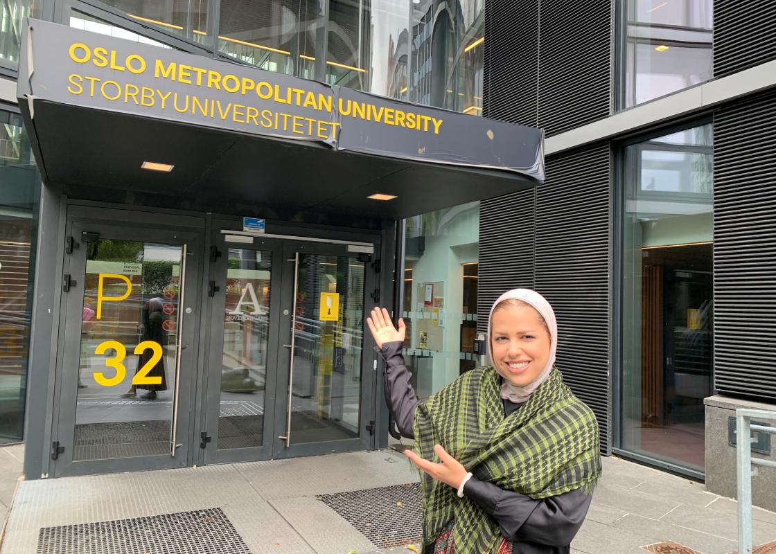 Khadeja Zaza utenfor inngangen til OsloMet