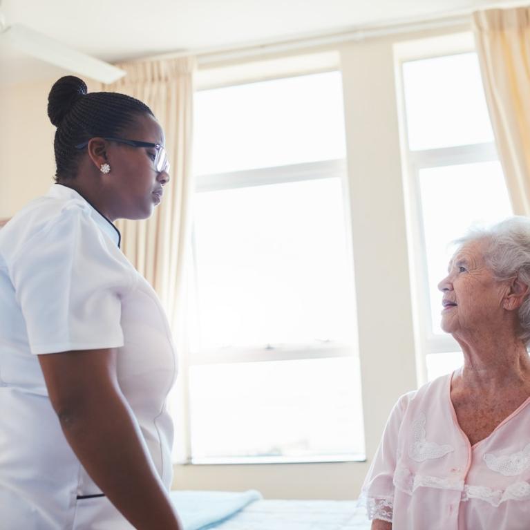 Sykepleier og eldre pasient