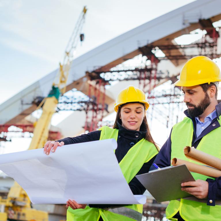 To ingeniører jobber sammen på brokonstruksjon