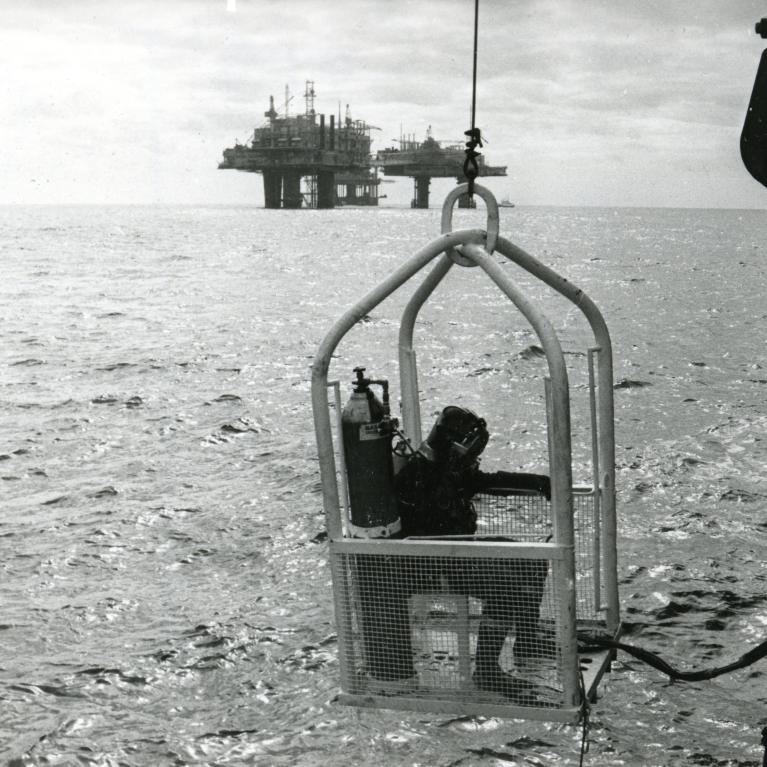 Dykker senkes ned i vannet i Nordsjøen