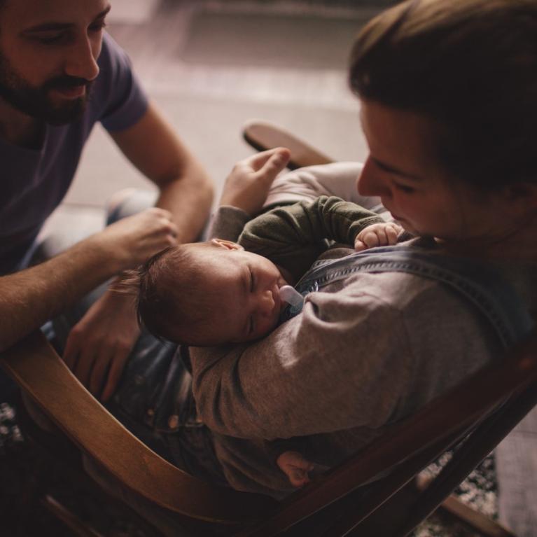 Far og mor med spedbarn