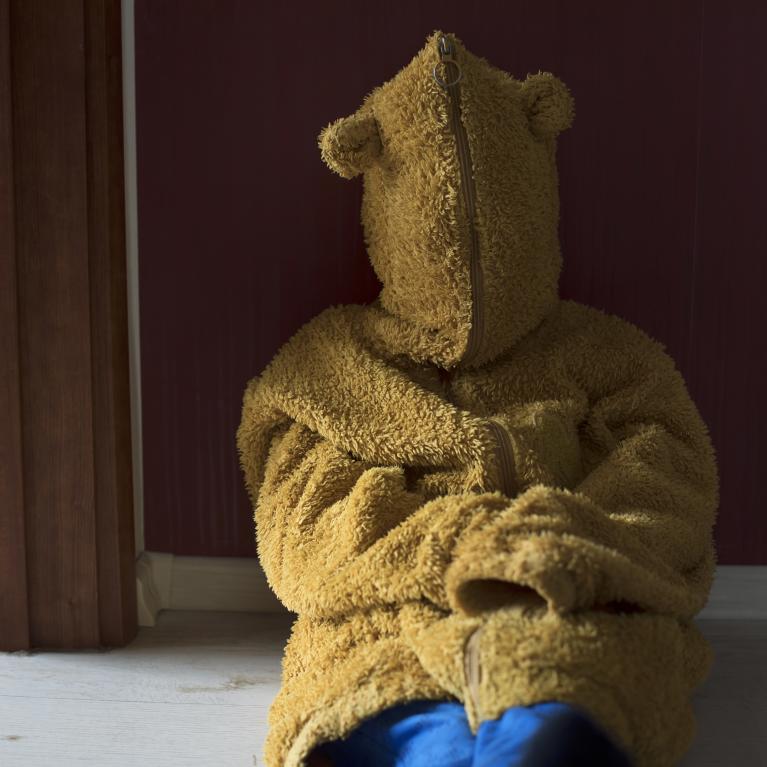 Barn med teddyfleece over ansiktet