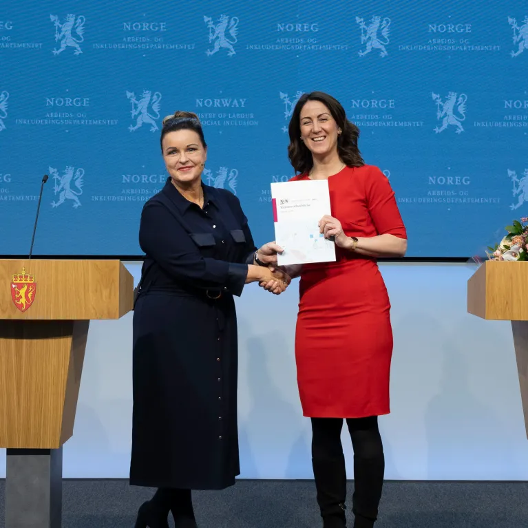 Her overleverer leder av vinnearbeidshelseutvalget, Nina Tangnæs Grønvold, som overleverte rapporten til arbeids- og inkluderingsminister Tonje Brenna. Foto: Simen Gald / Arbeids- og inkluderingsdepartementet