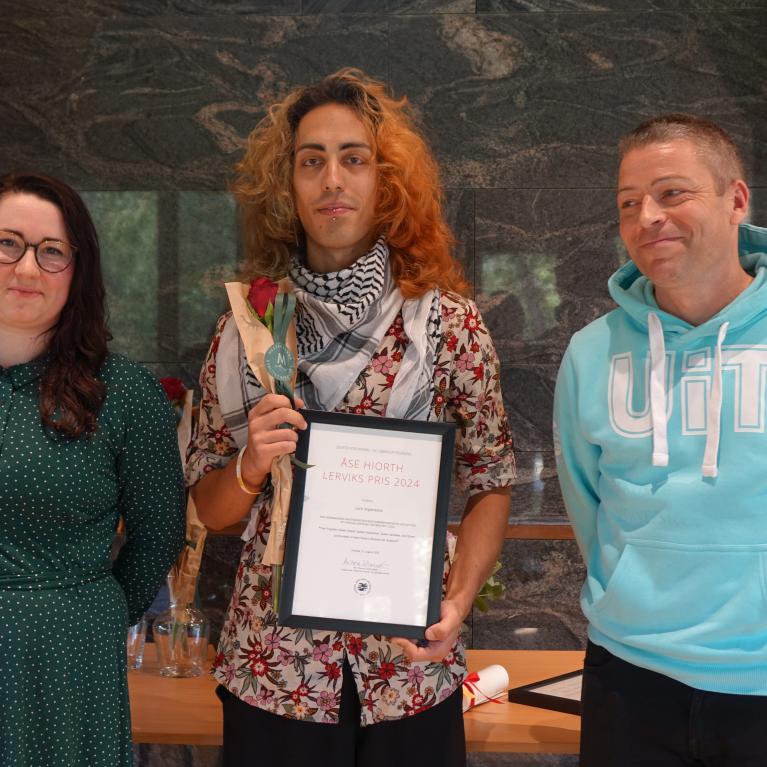 Vinner av ÅHL pris Lorenzo Imperitura, flankert av komitemedlem Paula Mikkalsen (til venstre) og Reinert Skumsnes (til høyre). Foto: Dragana Lukic