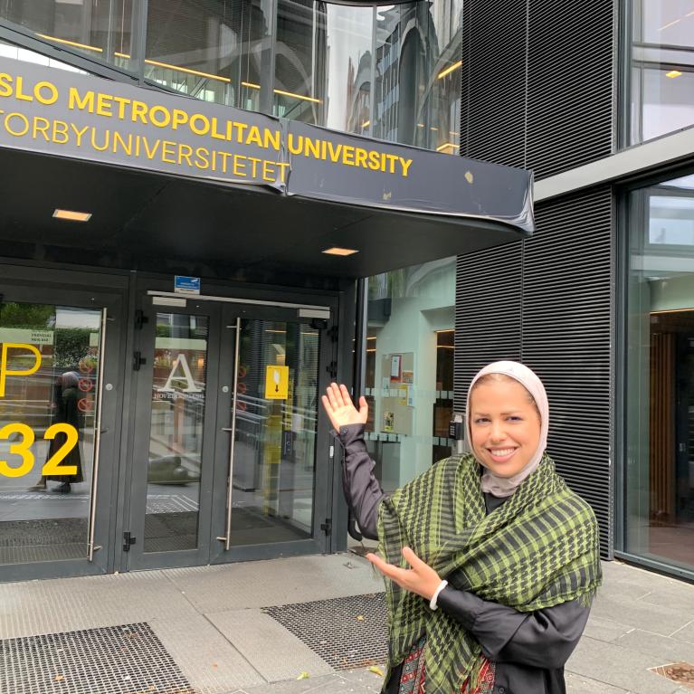 Khadeja Zaza utenfor inngangen til OsloMet