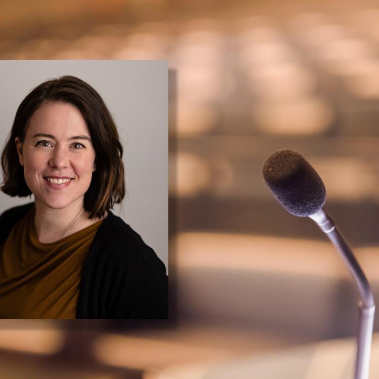 Portrettfoto av Siri Øyslebø Sørensen, professor ved NTNU, med et bakgrunnsbilde av et tomt auditorium