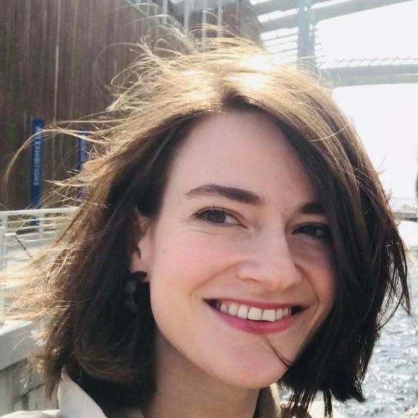 Portrettfoto av Erika Kvistad kvinne med mørkt halvlangt hår