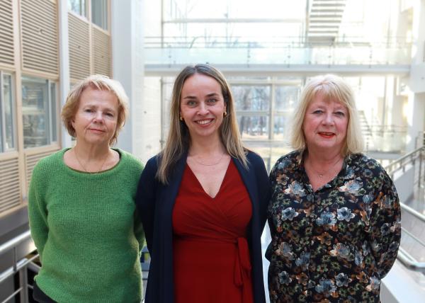 Bilde av Fra venstre: Siri Vangen (leder ved Nasjonalt senter for kvinnehelseforskning), Kristin Engh Førde (direktør for Kilden kjønnsforskning.no) og Elisabeth T. Swärd (spesialrådgiver i Norske Kvinners Sanitetsforening)
