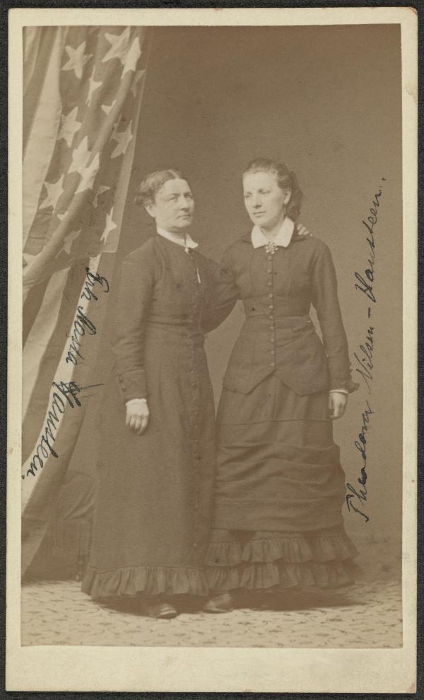 Portrett av kunstner og kvinnesaksforkjemper Aasta Hansteen sammen med Theodora Nilsen